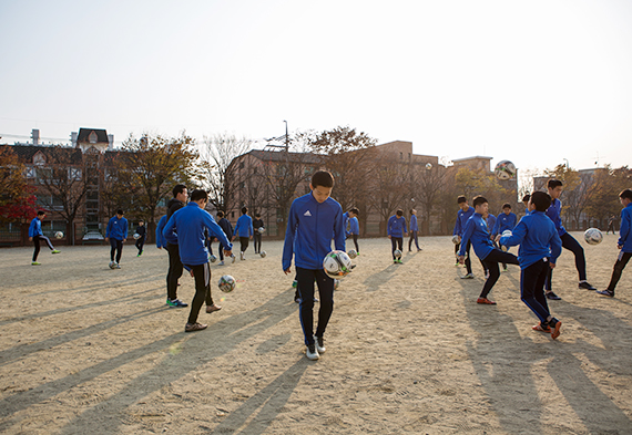 훈련중인 축구부 학생들